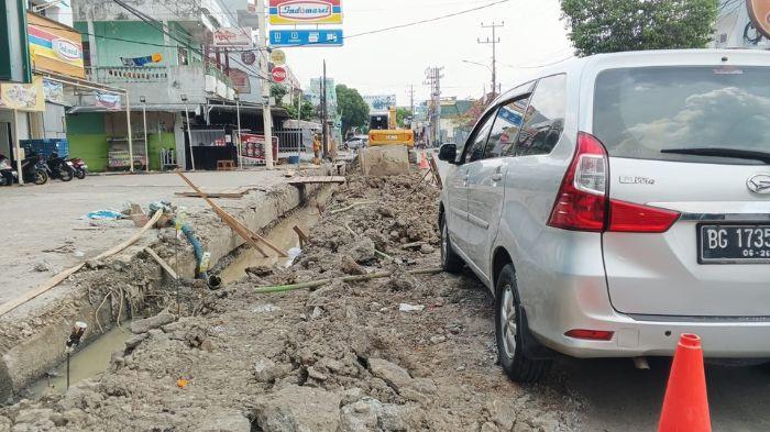 Pengendara di Muara Enim Ngeluh, Proyek Siring di Jalan Jenderal Sudirman Buat Jalan Macet Parah