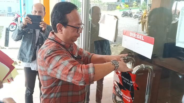 SEGEL : Komisi Pemberantasan Korupsi (KPK) tiba-tiba melakukan pengeladahan di Pemkab Muara Enim, Senin (8/6/2026).