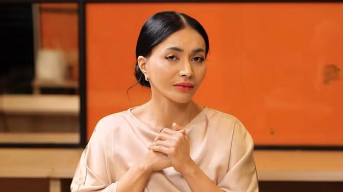 BUKA SUARA - Penyanyi Denada muncul perdana setelah belakangan ramai disebut menelantarkan anak kandungnya, Ressa Rizky Rossano selama 24 tahun. 
