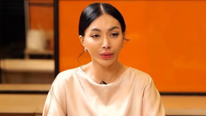 DENADA SOAL KEHAMILAN - Penyanyi Denada saat hadir dalam podcast  Feni Rose Official, Senin (16/3/2026). Ia menceritakan saat dirinya tengah mengandung Ressa Rizky Rossano di usia 20 tahun.