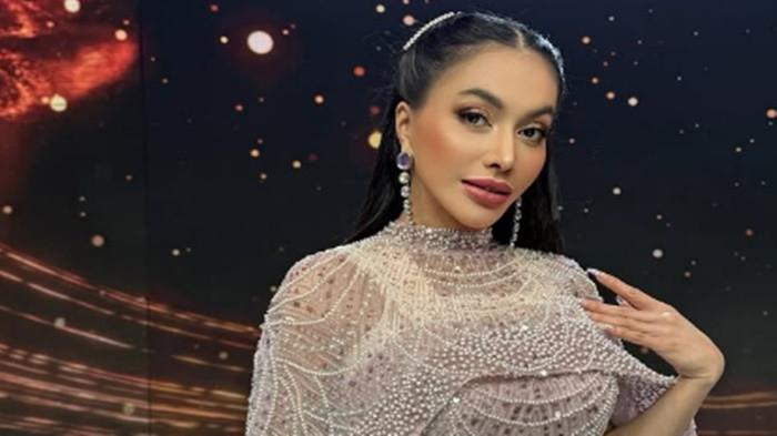 DENADA DIGUGAT - Penyanyi dangdut Denada Elizabeth Anggia Ayu digugat pemuda Banyuwangi, Ressa Rizky Rossano yang mengaku sebagai anak kandungnya. Kini kehidupan Ressa harus bekerja hingga putus kuliah.