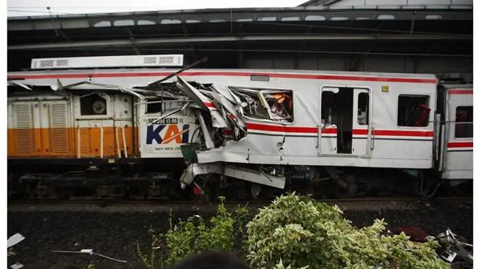 KECELAKAAN KERETA API DI BEKASI TIMUR - Penampakan gerbong kereta yang alami kecelakaan pada Senin (27/4/2026) malam di stasiun Bekasi Timur.