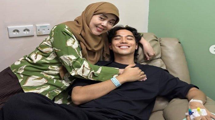 VIDI ALDIANO KANKER- Potret Vidi Aldiano bersama sang ibunda, Besbarini saat jalani kemoterapi Spa/pray day (2/12/2024). Perjalanan Vidi Aldiano untuk bisa sembuh kembali tidak mudah, Vidi telah mengdidap kanker ginjal selama 5 tahun sejak 2019 silam, kini stop kemoterapi