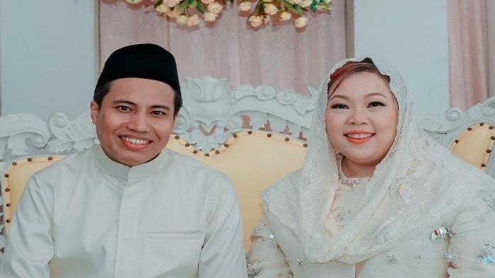 ANAK GUS DUR MENIKAH - Pernikahan Putri Gus Dur Inayah Wulandari dan Pengasuh Ponpes Annuqayah Sumenep Terungkap Lewat Video Selamatan. Ini sosok mantu Gus Dur.