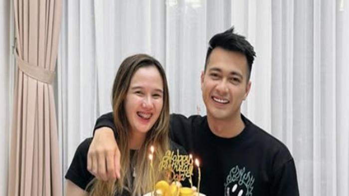 GUGAT CERAI- Pernikahan aktor Eza Gionino dan istri, Meiza Aulia Coritha kini tengah berada di ujung tanduk perceraian, 7 tahun berumah tangga sempat tak direstui