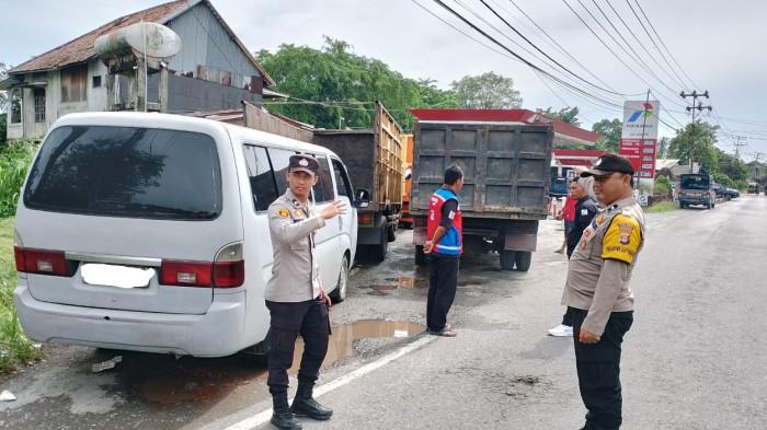 Truk Mengular Antrean SPBU di Jalintim Palembang-Kayuagung, Kapolda Sumsel Instruksikan Segera Atasi