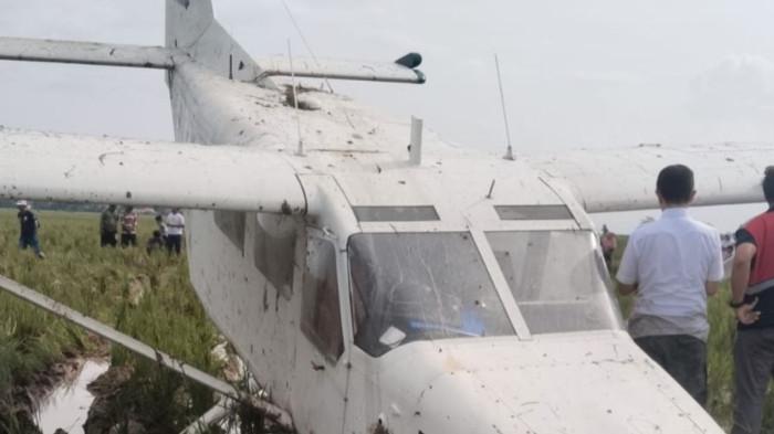 PESAWAT JATUH - Pesawat jatuh di persawahan Kampung Ceplik, Desa Kertawaluya, Kecamatan Kutawaluya, Karawang, Jawa Barat, Jumat (21/11/2015).