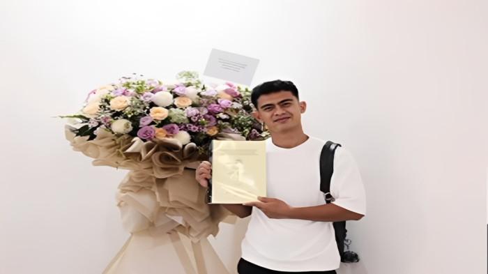 LULUS S1- Pesepakbola Pratama Arhan mendapat ucapan manis dari pacar setelah meraih gelar sarjana setelah berhasil menyelesaikan sidang hasil skripsi di Universitas Dian Nuswantoro (Udinus) Semarang, Kamis (2/4/2026).
