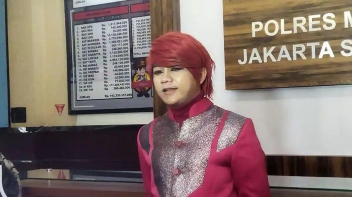 PESULAP MERAH POLIGAMI - Pesulap Merah alias Marcel Radhival saat ditemui di Polres Metro Jakarta Selatan pada Jumat (23/12/2022). Baru satu pekan ditinggal istri, Marcel Radhival alias Pesulap Merah mengungkap fakta kehidupannya ternyata hidup poligami sejak 2022