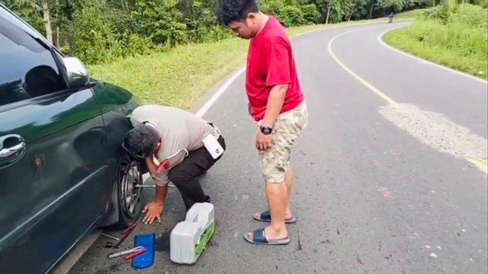 Lagi Patroli, Petugas Pos PAM Polres Prabumulih Bantu Pemudik yang Pecah Ban Mobil di Jalan