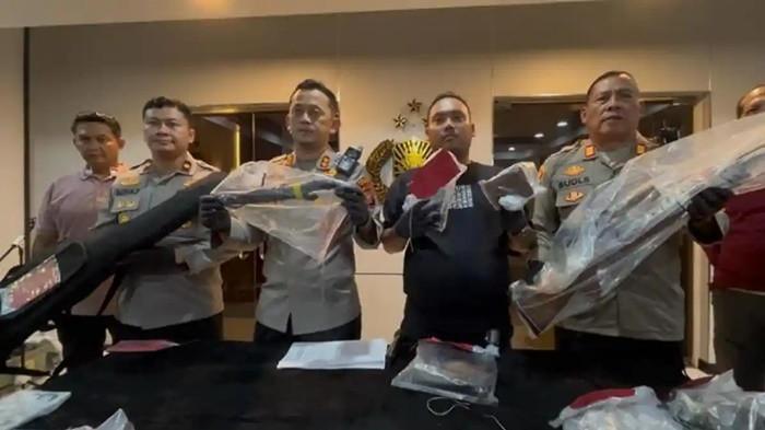 BARANG BUKTI - Polisi menunjukkkan barang bukti dalam kasus pembunuhan terhadap pasutri asal Pakistan di Desa Citeko, Kecamatan Cisarua, Kabupaten Bogor yang jasadnya dibuang ke wilayah Padalarang, Kabupaten Bandung Barat, Selasa (3/3/2026)