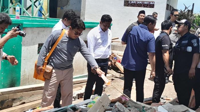 PONPES AMBRUK - Polres Situbondo oleh TKP di Bangunan Asrama Putri Pondok Pesantren Salafiah Syafi'iyah Syekh Abdul Qodir Jailani di Jalan Pesanggrahan, Desa Blimbibg, Kecamatan Besuki, Kabupaten Situbondo, Provinsi Jawa Timur.