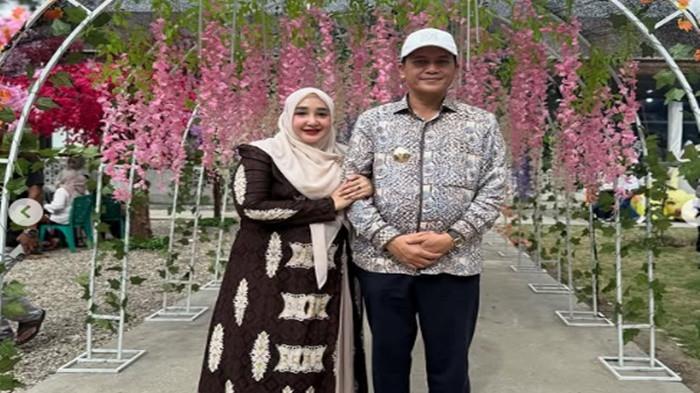 ISTRI BUPATI ACEH SELATAN - Potret Bupati Aceh Selatan Mirwan MS bersama sang istri Nafisah Mirwan. Ini sosok istrinya.