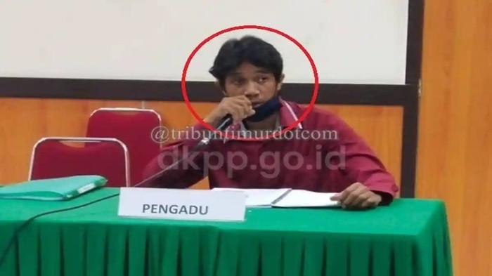 LSM PELAPOR GURU - Potret Faisal Tanjung saat menghadiri sidang pemeriksaan dugaan pelanggaran KEPP KPU Lutra di Bawaslu Provinsi Sulawesi Selatan (Sulsel), Kota Makassar, Senin (14/12/2020). Faisal Tanjung ramai dicari karena disebut aktivis LSM pelapor dua guru SMA di Lutra hingga dipecat.