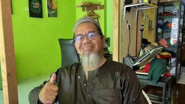 Potret Isnandar, Guru Seni Budaya SMAN 1 Luwu Utara, di dikediamannya, Sabtu (1