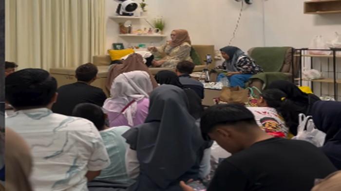 PENGOBATAN TOTOK SIRIH- Praktik pengobatan alternatif totok saraf oleh Ferizka Utami (Ibu Ika) di Palembang tetap ramai dikunjungi pasien meski tengah menjadi sorotan tajam