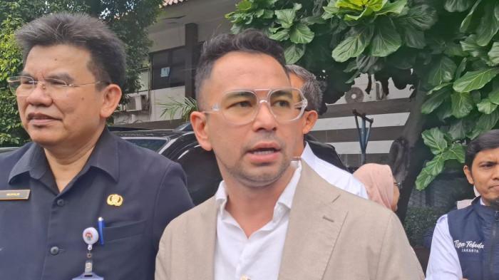 RESPONS RAFFI AHMAD - Presenter Raffi Ahmad mendatangi SMAN 3 Teladan Jakarta, Selasa (19/8/2025), tempatnya dulu bersekolah. Respons Raffi Ahmad soal tudingan belum membayar honor Rp250 juta kepada mantan pengacara.