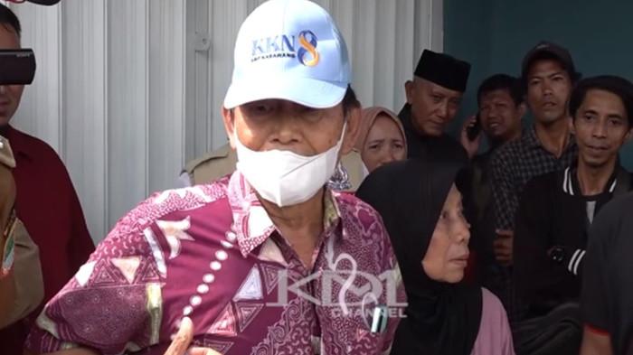 PROTES : Pria bernama Manaf menyewakan ruko protes setelah digusur Dedi Mulyadi lantaran berdiri di aliran sungai.di Karawang