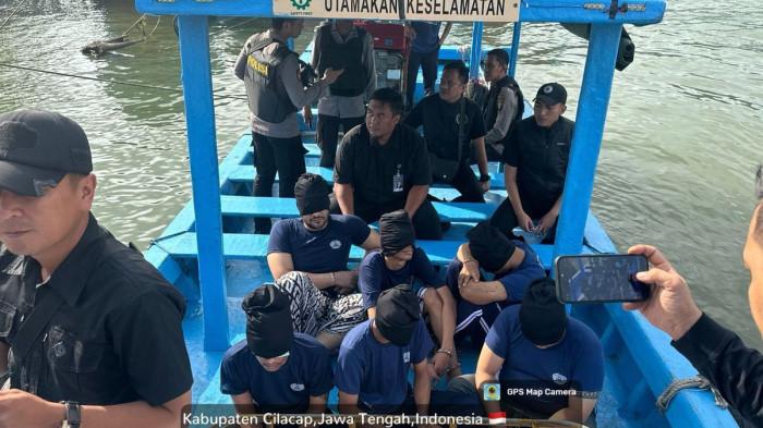 AMMAR ZONI - Proses pemindahan Ammar Zoni ke Nusakambangan, Kamis (16/10/2025) Dini Hari. Kuasa hukum Ammar Zoni syok sebut kliennya diperlakukan seperti teroris.