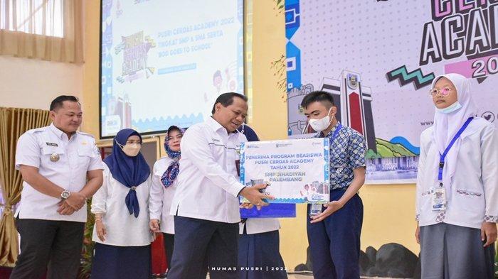 Pusri CERDAS Academy Sambangi Siswa SMP dan SMA di Kota Palembang