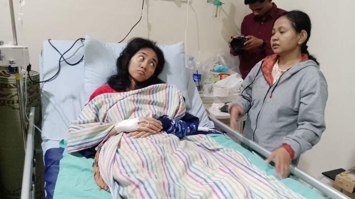 KAKAK ADIK DI KENDAL - Putri Setya Gita Pratiwi, dirawat di RS Muhammadiyah Boja Kendal.  Ia bersama adiknya ditemukan terkulai lemas 28 hari tak makan kini akan diberi modal usaha.