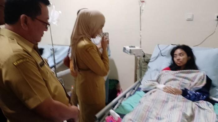 BERKUNJUNG : Putri Setya Gita Pratiwi, saat dijenguk oleh bupati Kendal, Dyah Kartika Permanasari di RS. Muhamadiyah Boja Kendal.