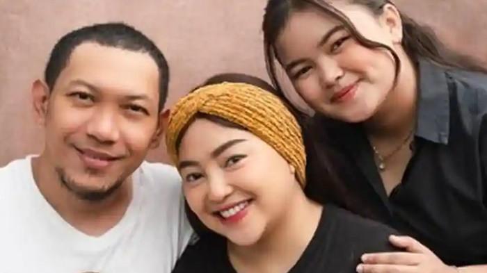 Potret Aji Damaji, almarhum Mpok Alpa dan putrinya, Sherly. Putri sulung almarhum Mpok Alpa, Sherly dikabarkan menghilang selama tiga hari jelang sidang penetapan ahli waris, keluarga soroti suami almarhum