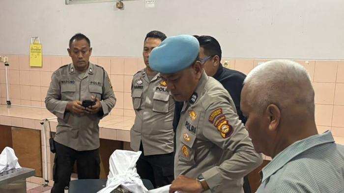 DATANGI JENAZAH -- Anggota kepolisian saat mendatangi kamar Jenazah Rumah Sakit Umum Pusat Mohammad Hoesin untuk melihat kondisi korban tawuran yang meninggal dunia yakni RA Gusti Rangga, Sabtu (7/3/2026). Polisi kini sedang memburu terduga pelakunya.