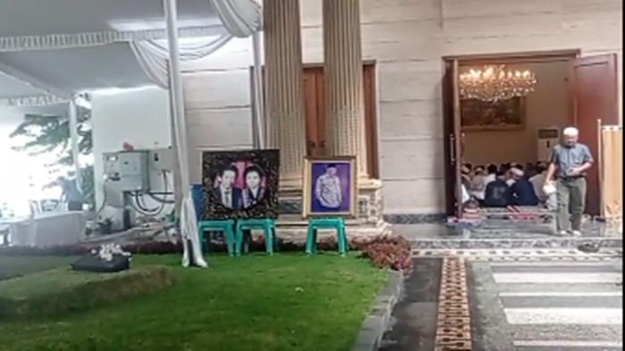 RUMAH DUKA - Kediaman pribadi Kemas (KMS) H. Abdul Halim Ali atau akrab disapa Haji Alim di Jalan Dr. M. Isa, Palembang, mulai didatangi oleh pelayat dari berbagai kalangan, pada Jumat (23/1/2026).
