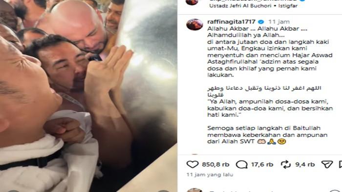 CIUM HAJAR ASWAD- Momen Raffi Ahmad berhasil mendekat, menyentuh, hingga mencium batu suci Hajar Aswad di Ka'bah, Makkah.