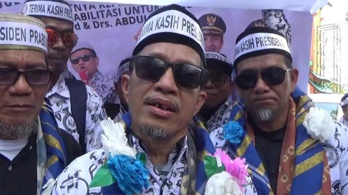 GURU LUWU UTARA - Rasnal, alah seorang guru di Luwu Utara, Sulawesi Selatan yang dipulihkan statusnya sebagai ASN. Kini ia mengungkapkan kebahagiaan dan rasa syukurnya akhirnya kini kembali menjadi Kepala SMAN 1 Luwu Utara usai dipecat kasus uang komite Rp 20 ribu.