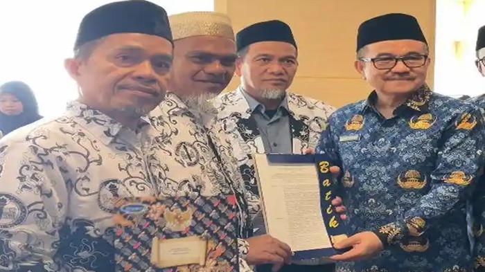 KASUS PEMECATAN GURU- Rasnal dan Abdul Muis resmi terima SK pembatalan dipecat dan jabatan ASN dikembalikan pada Senin(17/11/2025). Hak-hak gaji dan TPP serta TPG dicairkan