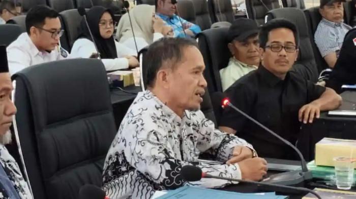 KASUS PEMECATAN GURU- Rasnal, mantan kepala SMA Negeri 1 Luwu Utara saat menyampaikan aspirasi ke DPRD Sulsel Jl AP Pettarani, Makassar, Rabu (12/11/2025). Bongkar ada 2 anggota Komite SMA Negeri 1 Luwu Utara yang secara legal bertanggung jawab atas pengelolaan dana sumbangan dari  siswa, tidak dijadikan tersangka