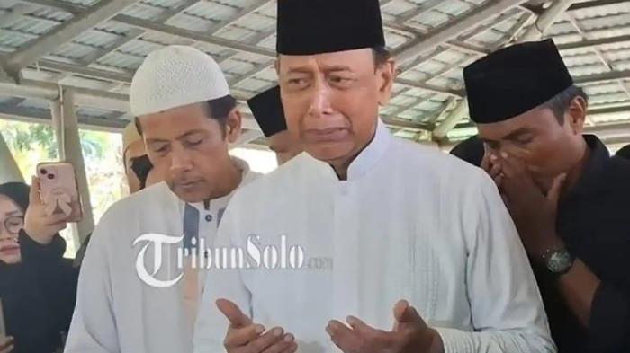 TANGIS WIRANTO - Raut wajah kesedihan Wiranto dalam proses pemakaman jenazah istrinya Rugaiya Usman, Senin (17/11/2025). Wajah Wiranto, yang semula tegar, terlihat menahan air mata, meski sempat mencoba menyembunyikannya dengan kacamata.

Dengan menahan kesedihan, Wiranto tetap mengarahkan posisi jenazah istrinya di liang lahat.
