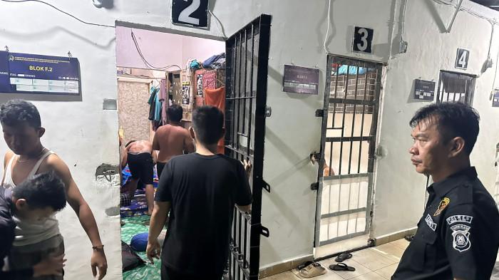Tim Gabungan Gelar Razia di Lapas Tanjung Raja OI, Petugas Temukan Banyak Barang Berbahaya