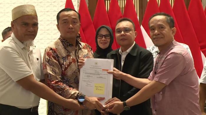 RESMI REHABILITASI- Wakil Ketua DPR RI Sufmi Dasco Ahmad bersama Menteri Sekretaris Negara (Mensesneg) Prasetyo Hadi serta dua guru SMA Negeri 1 Luwu Utara, Sulawesi Selatan, yakni Rasnal dan Abdul Muis di Lanud Halim Perdanakusuma, Jakarta, Kamis (13/11/2025) dini hari. Rehabilitasi mengakhiri perjuangan hukum panjang 2 guru yang kehilangan status ASN dan sempat divonis bersalah karena niat baik membantu  honorer
