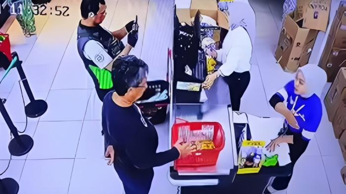REKAMAN CCTV : Momen saat Amal Said dosen UIM ludahi N kasir swalayan di Makassar.