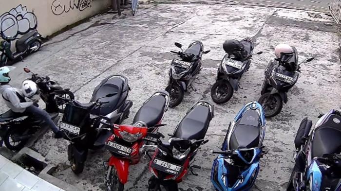 HELM RISPO DICURI - Rekaman CCTV detik-detik helm Komika Ananta Rispo kehilangan helm di kawasan Tangerang, Banten, pada Kamis (9/4/2026).