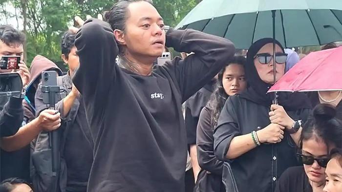 LULA LAHFAH MENINGGAL - Reza Arap masih tak percaya Lula Lahfah, kekasihnya sudah meninggal dunia. Karena kepergiannya begitu cepat. Reza saat berada di TPU Rawa Terate, Cakung, Jakarta Timur, Sabtu (24/1/2026) usai pemakaman jenazah Lula Lahfah. Reza Arap menyampaikan permintaan maafnya kepada sang kekasih.