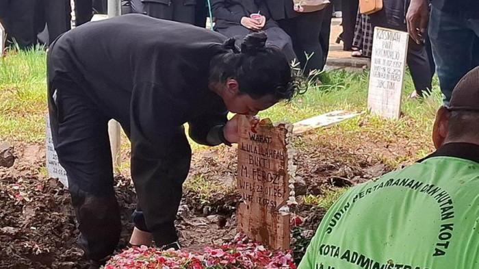 LULA LAHFAH MENINGGAL - Reza Arap saat mencium nisan dari Lula Lahfah di TPU Rawa Terate. Cakung, Jakarta Timur, Sabtu (24/1/2026). 


Artikel ini telah tayang di Tribunnews.com dengan judul Reza Arap Cium Nisan Lula Lahfah, Lalu Suaranya Bergetar Ucap I Don't Wanna Cry, https://www.tribunnews.com/seleb/7782418/reza-arap-cium-nisan-lula-lahfah-lalu-suaranya-bergetar-ucap-i-dont-wanna-cry?page=all&s=paging_new.
Penulis: Bayu Indra Permana
Editor: Anita K Wardhani