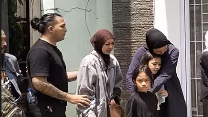 DUKA ISTRI GARY- Richa Novisha dan putri bungsunya terlihat baru saja tiba di rumah duka setelah menjemput jenazah sang suami dari rumah sakit.