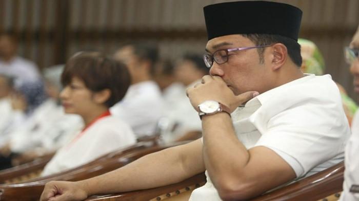 RIDWAN KAMIL DIGUGAT CERAI - Ridwan Kamil tak kuasa menahan haru saat menggelar rapat terakhir bersama para pegawainya di Balai Kota Bandung, Selasa (4/9/2018). Nasib Ridwan Kamil setelah gagal jadi Gubernur DKI hingga kasus korupsi, kini digugat cerai Atalia Praratya.