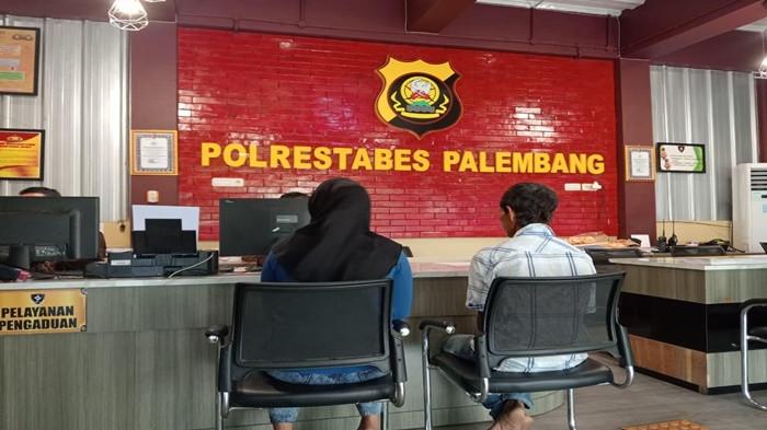 TERUSIR DARI RUMAH - Rifai resmi melaporkan seorang pria berinisial R ke Polrestabes Palembang pada Kamis (9/4/2026) siang, setelah dirinya justru diusir dari rumahnya sendiri oleh sang penumpang.