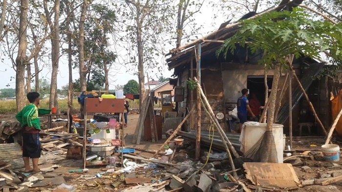 Rumah Hancur Diterjang Puting Beliung, Sidik Warga OI Berjuang Selamatkan Anak Istri, Kepala Terluka
