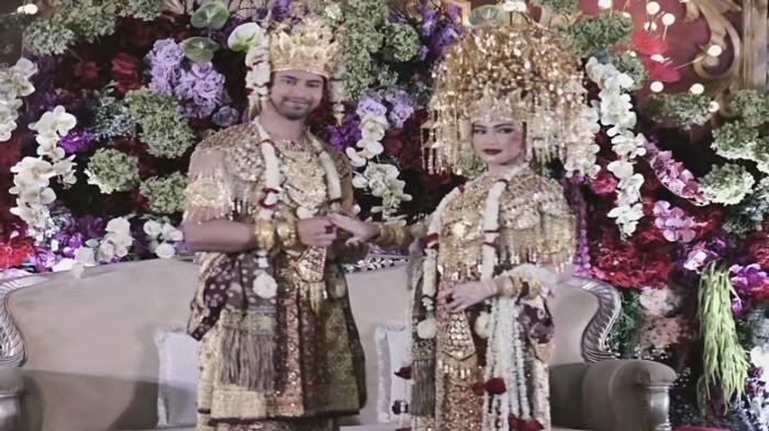 LADY RARA MENIKAH -- Artis Tiara Ramadhani atau Lady Rara dengan Abdullah Alaydrus atau Aladul menggelar akad nikah di hall Siang Malam kota Prabumulih Provinsi Sumatera Selatan, Jumat (6/2/2026) siang. Proses ijab kabul dilakukan keduanya dalam dua bahasa.