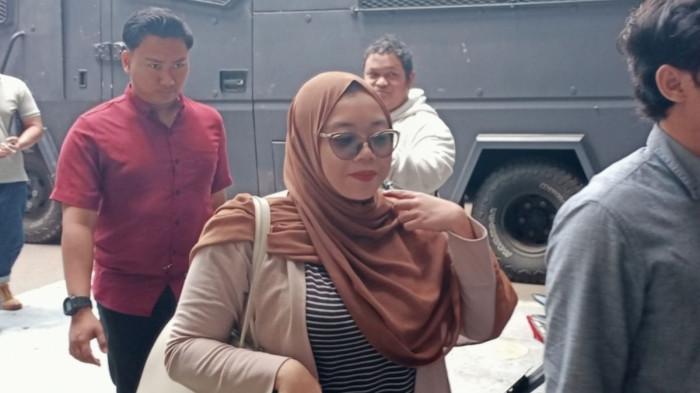 SAHARA LAPORKAN YAI MIM - Sahara bersama kuasa hukumnya, Moh Zakki, mendatangi Mapolresta Malang Kota pada Rabu (8/10/2025) untuk membuat laporan baru atas dugaan pelecehan seksual.