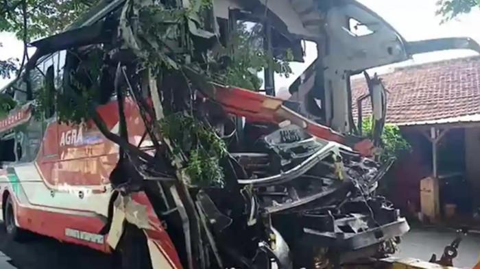 KECELAKAAN TOL CIPALI- Penampakan Bus PO Agra Mas yang terlibat kecelakaan maut di ruas Tol Cikopo-Palimanan (Cipali) KM 72, wilayah Bungursari, Kabupaten Purwakarta, pada Selasa (18/11/2025) dini hari.   Salah satu penumpang Bus Agra Mas korban bernama Agustin  terlempar dari tempat duduknya, diduga bus Agra Mas menabrak bus Sinar Jaya dari belakang.
