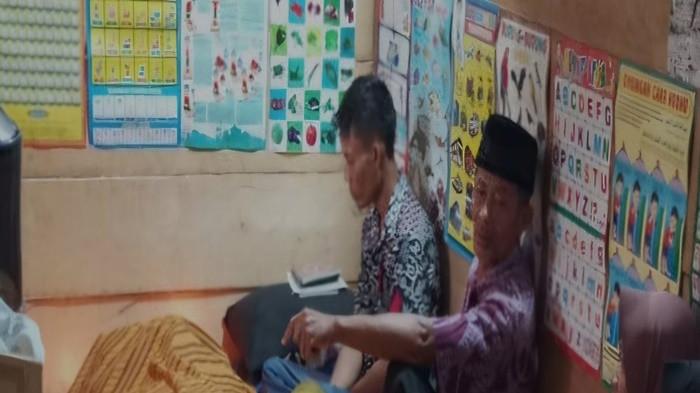 DISAMBAR PETIR -- Suasana rumah duka di Desa Gunung Cahya, Kecamatan Buay Rawan, Kabupaten OKU Selatan, Sabtu (10/1/2026). Peristiwa cuaca ekstrem tersebut menewaskan seorang pemuda, sementara seorang remaja perempuan masih menjalani perawatan intensif di rumah sakit.