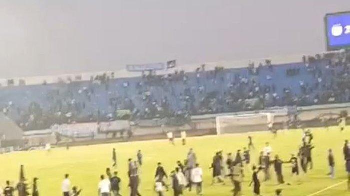 Detik-detik Kerusuhan Suporter Usai Laga Persib Bandung Vs Persija Jakarta, 10 Steward Luka-luka