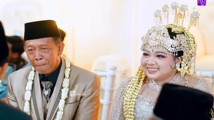 BELUM LUNAS VENDOR- Momen Kakek Tarman dan Sheila Arika setelah ijab kabul, Rabu, (8/10/2025). Di balik pernikahannya, sejumlah vendor terlibat dalam penyelenggaraan acara, termasuk penyedia jasa video syuting dan dekorasi pelaminan, mengaku belum menerima pelunasan